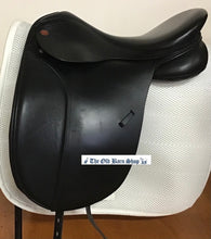 Load image into Gallery viewer, Kent &amp; Masters 18&quot; Medium Dressage Saddle